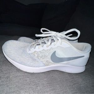 Nike shoes womens size 6 (kids size 4)